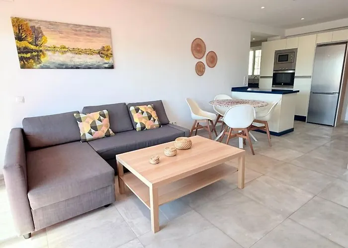 Amazingly Located 2 Bedroom In Boliches شقة